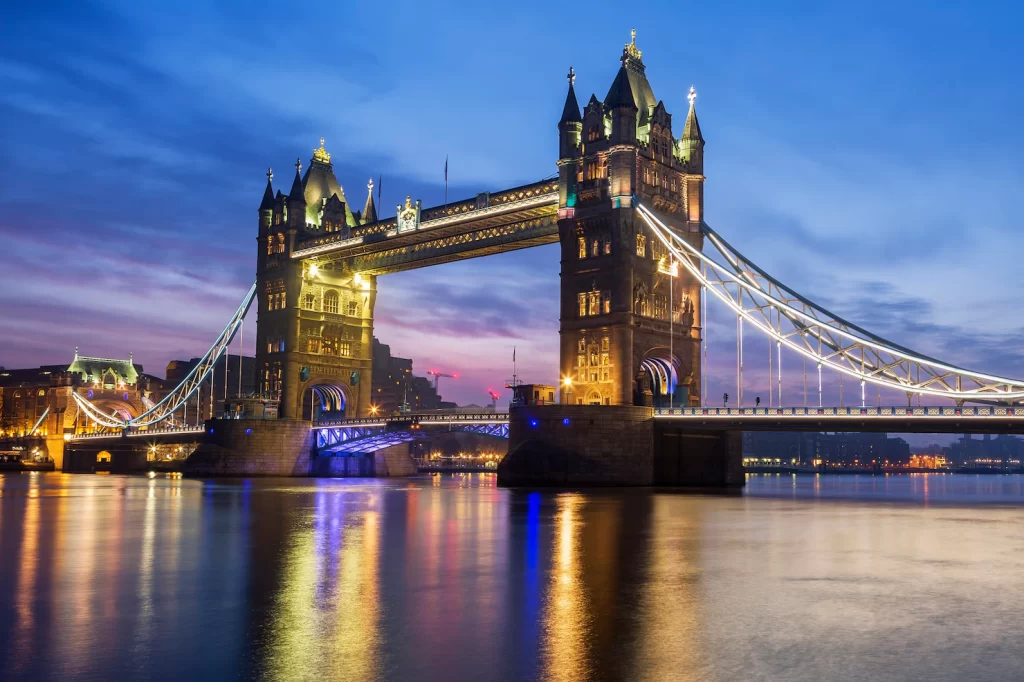 famous-tower-bridge-evening-london-england_268835-1390